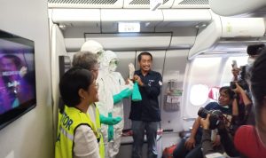 Edward-Sirait-Presiden-Direktur-Lion-Air-Group-paling-kiri-dalam-Persiapan-Keberangkan-Batik-Air-Misi-Kemanusiaan_2