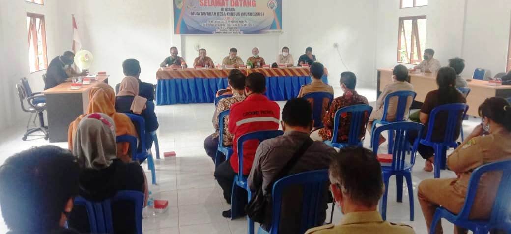 Camat Teweh Baru Ajirni didampingi Kades Malawaken Fahrudin, membuka Musdessus tentang penetapan calon penerima BLT-DD 2021.