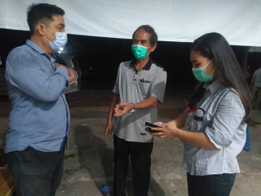 Anggota DPRD Gumas Elvi dan Gumer saat wawancara dengan wartawan.