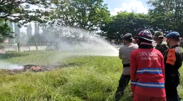 Proses pemadaman api, dalam simulasi penanggulangan karhutla di Stadion Panunjung Tarung Kuala Kapuas, Sabtu (29/5/2021).