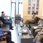 06032023025648_2 AKRAB : Terlihat Kadis Kominfosantik Kalteng, Agus Siswadi terlihat akrab dengan Kepala BNNP Kalteng, Brigjen Sumirat Dwiyanto, di Ruang Kerja Kadis, Senin (6/3/2023). (foto:ist)