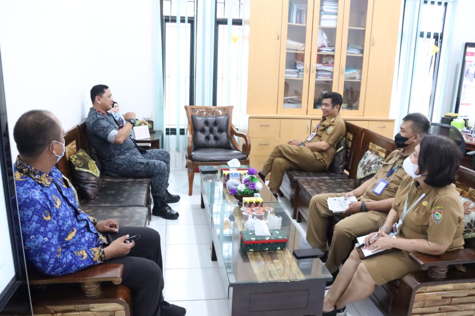 AKRAB : Terlihat Kadis Kominfosantik Kalteng, Agus Siswadi terlihat akrab dengan Kepala BNNP Kalteng, Brigjen Sumirat Dwiyanto, di Ruang Kerja Kadis, Senin (6/3/2023). (foto:ist)