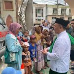 PEDULI : Gubernur Kalteng, Sugianto Sabran terlihat menyerahkan bantuan kepada warga sebagai bentuk kepedulian, di Masjid Nurul Islam, Jumat (10/3/2023). (foto:ard)
