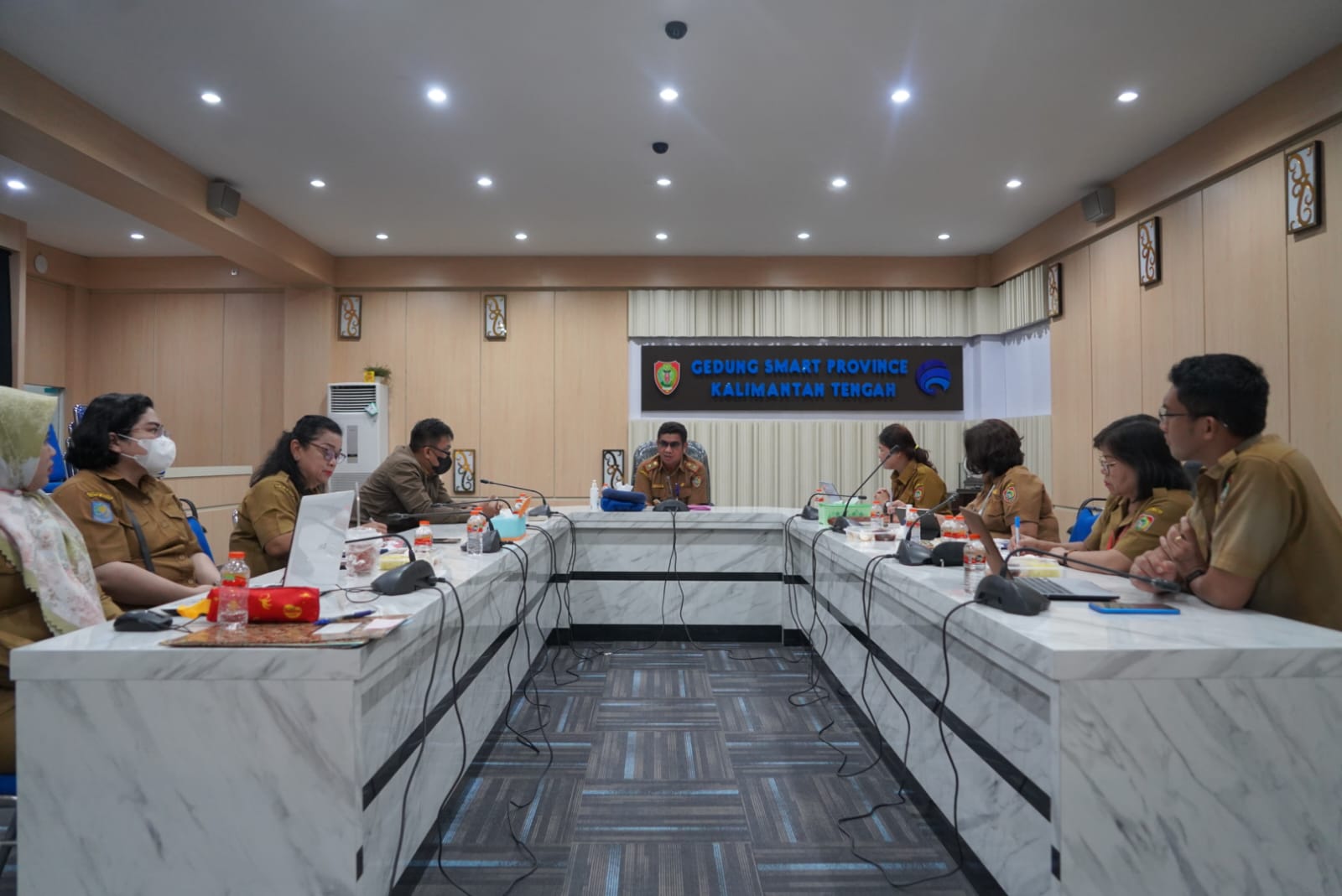 RAPAT: Kadiskominfosantik Kalteng, Agus Siswadi ketika memipin rapat terkait teknis jabatan fungsional pranata humas, di gedung smart province, Senin (13/3/2023).(foto:ist)