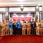 USAI KEGIATAN : Gubernur Kalteng, Sugianto Sabran terlihat semangat usai membuka kegiatan Pelatihan Calon Penyuluh Antikorupsi (Pelopor) dan Sertifikasi Penyuluh Antikorupsi (Jalur Pengalaman) di Lingkungan Pemerintah Provinsi (Pemprov) Kalteng tahun 2023, di Aula BPSDM Prov. Kalteng, Senin (13/3/2023). (foto:ard)