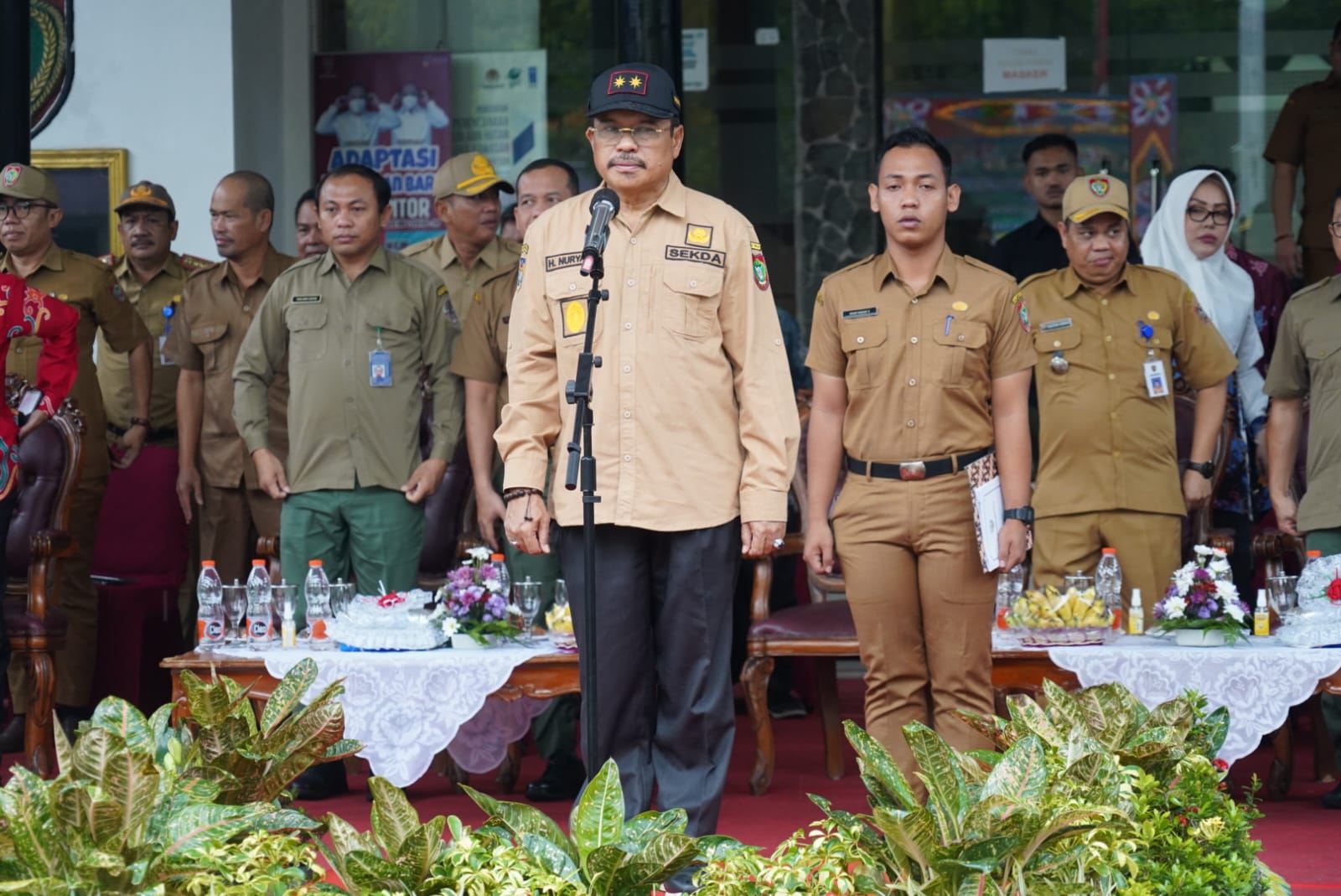 Sekretaris Daerah (Sekda) Kalteng,Nuryakin  pimpin upacara Peringatan Hari Bakti Rimbawan ke-40 Tahun 2023, di Halaman Kantor Dinas Kehutanan Prov. Kalteng, Kamis (16/3/2023). (foto:ard)