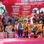 PARA JUARA : Wagub Kalteng, Edy Pratowo ketika berforto bersama para juara pada festival tambun bungai tahun 2023, di Lapangan Tambun Bungai, Sabtu (18/3/2023). (foto:ard)