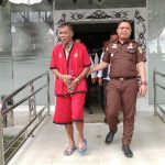 DIGIRING : Tersangka dugaan Mafia Tanah, Madi G Sius ketika digiring pihak kejaksaan usai tahap dua, di Kejati Kalteng, Senin (20/3/2023). (foto:ard)