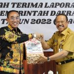 SERAHKAN LKPD : Sekda Kalteng, Nuryakin Serahkan LKPD kepada Badan Pemeriksa Keuangan Republik Indonesia (BPK RI) Kalteng, di Aula BPK RI Kalteng, Kota Palangka Raya, Rabu (15/3/2023). (foto:ist)