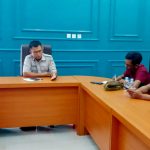 WAWANCARA: Kepala Kantor Agraria dan Tata Ruang/Badan Pertanahan Nasional (ATR/BPN) Kota Palangka Raya, Yono Cahyono (depan) ketika diwawancarai awak media, Selasa (28/3/2023). (foto:ist)