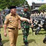 Gubernur Kalteng, Sugianto Sabran didampingi Kapolda Kalteng, Irjen Nanang Avianto dan Danrem 102/pjg, Brigjen Bayu Permana melihat Penggelaran Personel dan Sarpras, di Lapangan Mapolda Kalteng, Rabu (15/3/2023). (foto:ard)