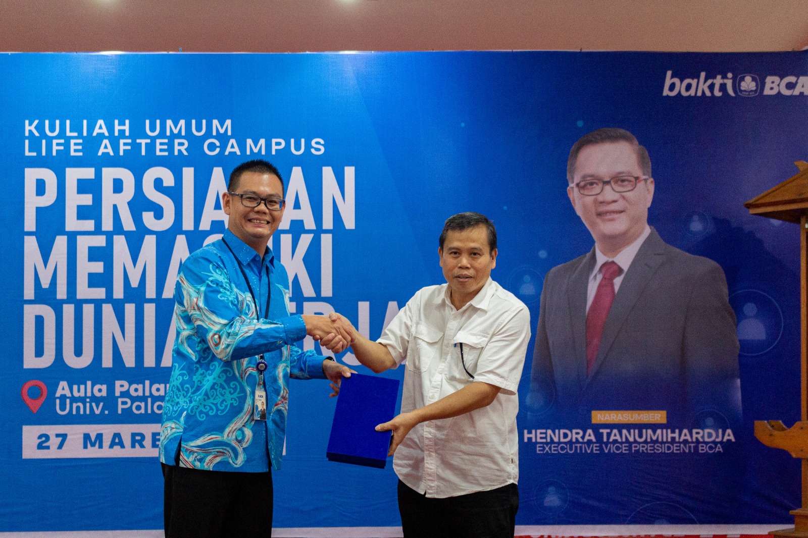 KERJASAMA: Plt. Wakil Rektor Bidang Umum dan Keuangan, Drs. Darmae Nasir, M.Si., M.A., Ph.D bersama Kepala Bank Central Asia KCU Palangka Raya, Dicky Junaidi melaksanakan kerjasama, Senin (27/3/2023), di Aula Palangka. (foto:ist)