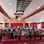 SEMANGAT : Rektor UPR Prof. Dr. Ir. Salampak Dohong, M.Si (Kemeja putih) didampingi jajaran serta perwakilan Sekolah terlihat bersemangat saat mengikuti sosialisasi PMB, di Aula Rahan, Gedung Rektorat UPR, Selasa (21/3/2023). (foto:ard)