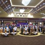 HADIRI : Staf Ahli Gubernur Kalteng Bidang Kemasayarakatan dan SDM, Suhaemi ikut Menyanyikan Mars BNN “Anti Narkoba”, di Aula Jayang Tingang Kantor Gubernur Kalteng,Selasa (7/3/2023). (foto:ard)