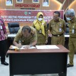 PENANDATANGANAN : Sekda Kalteng,Nuryakin menyaksikan Penandatanganan Berita Acara Entry Meeting Pengawasan Kementerian Dalam Negeri terhadap Penyelenggaraan Pemerintah Daerah Tahun 2023, Senin (3/4/2023). (foto:ard)