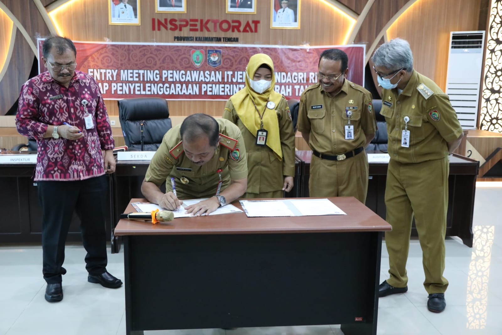 PENANDATANGANAN : Sekda Kalteng,Nuryakin menyaksikan Penandatanganan Berita Acara Entry Meeting Pengawasan Kementerian Dalam Negeri terhadap Penyelenggaraan Pemerintah Daerah Tahun 2023, Senin (3/4/2023). (foto:ard)