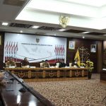 RAPAT : Leonard S Ampung pimpin Rapat Penyepakatan Rancangan Rencana Aksi Penyelesaian Ketidaksesuaian Perizinan Perkebunan Kelapa Sawit dalam Kawasan Hutan di Prov. Kalteng, Selasa (4/4/2023). (foto:ist)