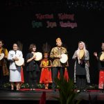 PEMBUKAAN : Staff Ahli Gubernur, Yuas Elko saat membuka Gelar Seni Budaya Kalimantan Tengah ditandai dengan menabuh rebana,di Panggung Teater Terbuka Taman Budaya Kalimantan Tengah, Jalan Temanggung Tilung XIII Palangka Raya, Selasa (11/4/2023) malam. (foto:ard)