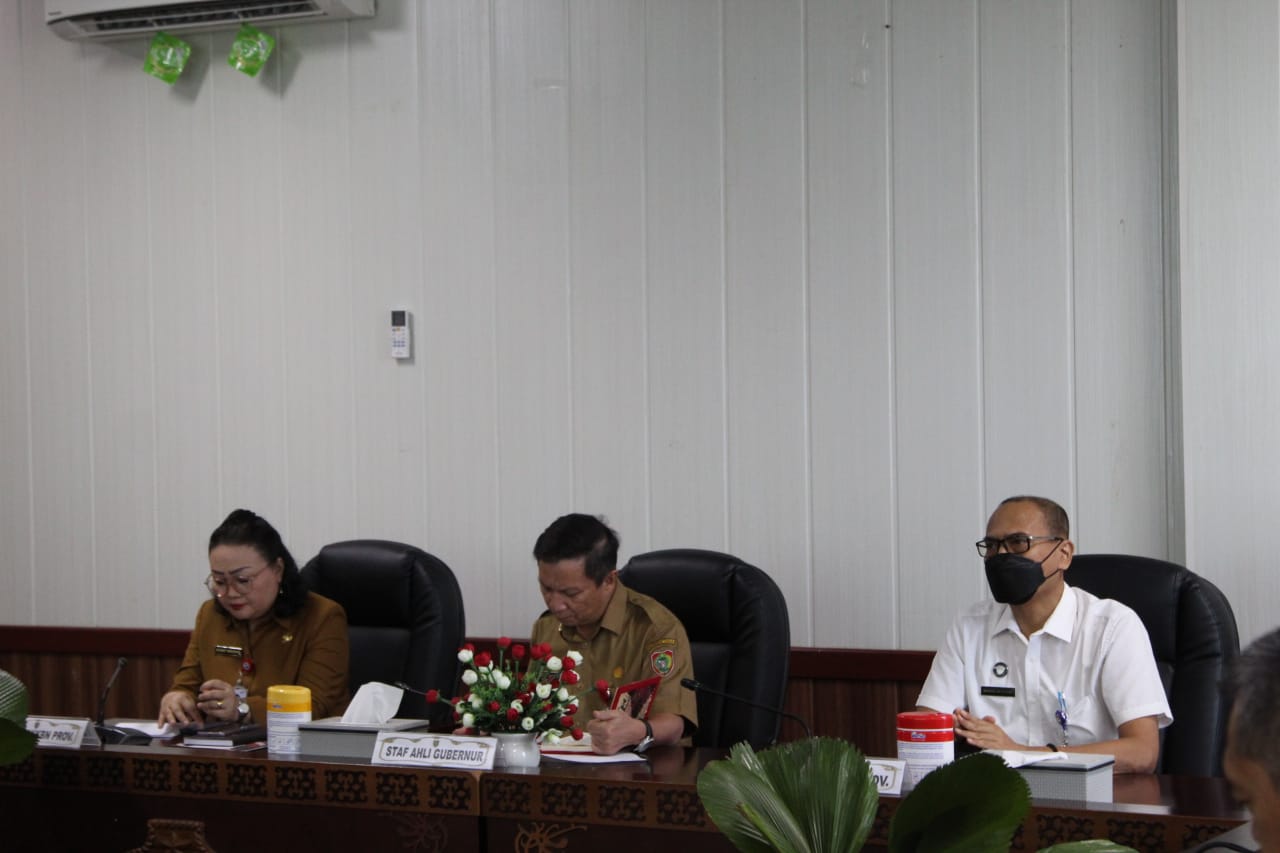 PIMPIN RAPAT : Staf Ahli Gubernur Bidang KSDM, Suhaemi saat pimpin Rapat Evaluasi Program Percepatan Penurunan Stuntingn, di ruang bajakah, Selasa (11/4/2023). (foto:ist)