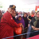 BAGIKAN SEMBAKO : Sekda Kalteng, Nuryakin ketika membagikan sembako, di Kecamatan Mentaya Hilir, Sampit, Sabtu (15/4/2023). (foto:ist)
