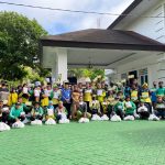 BERBAGI : Sekretaris Daerah Provinsi Kalimantan Tengah H. Nuryakin memaknai bulan suci Ramadan dengan berbagi berkah kepada petugas kebersihan atau yang dikenal dengan pasukan kuning di Kota Palangka Raya, Senin (17/4/2023). (foto:ist)