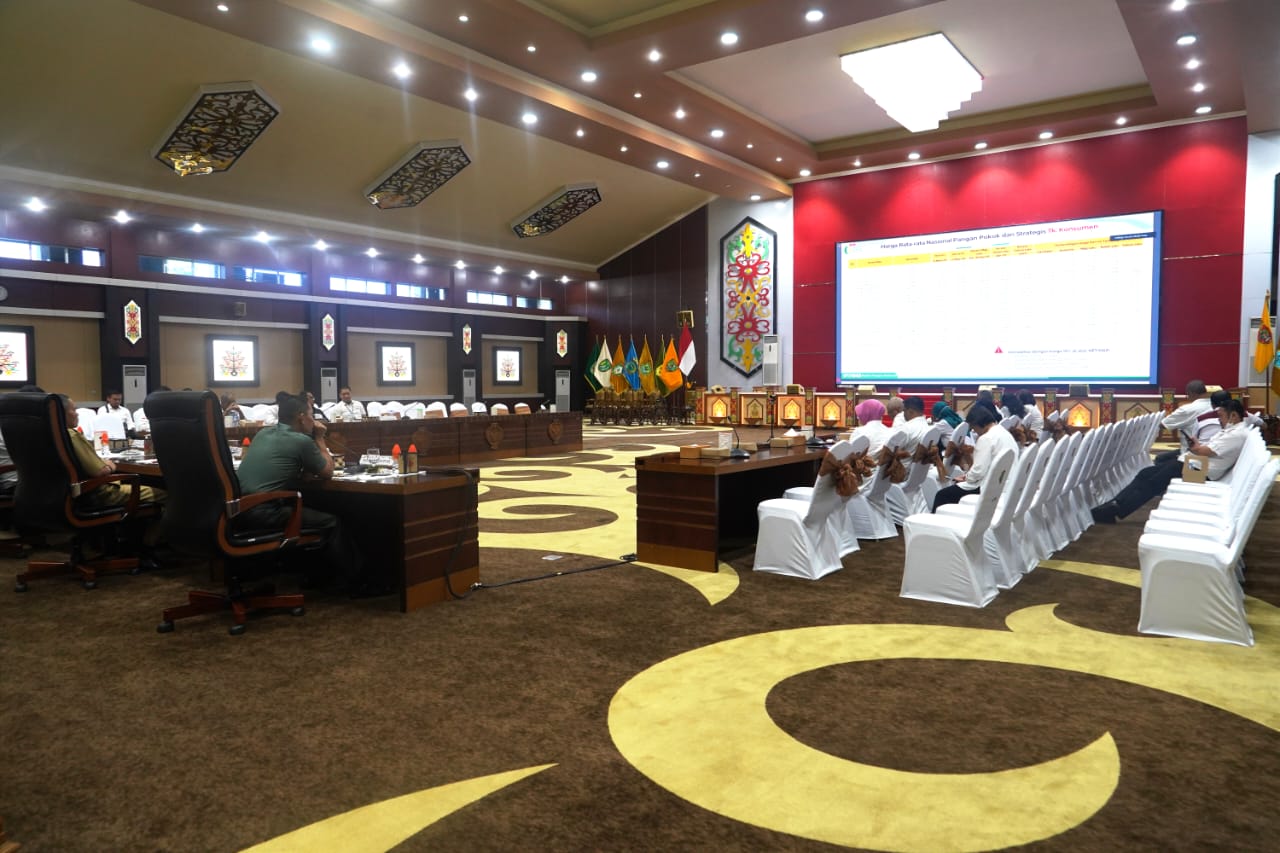 RAKOR INFLASI : Terlihat para peserta rakor inflasi yang juga dihadiri Staf Ahli Gubernur Kalteng Bidang Ekonomi, Keuangan, dan Pembangunan,Yuas Elko secara virtual, di Aula Jayang Tingang Kantor Gubernur Kalteng, Rabu (3/5/2023). (foto:ard)