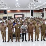 SEMANGAT : Asisten Administrasi Umum Setda Kalteng, Sri Suwanto bersama Kadis Kominfosantik Kalteng, Agus Siswadi beserta peserta bimtek terliat semangat, di Aula DIskominfosantik Kalteng, Selasa (9/5/2023). (foto:ist)
