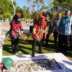 ZIARAH : Sekda Kalteng, Nuryakin melaksanakan Upacara Ziarah dan Tabur Bunga di Taman Makam Pahlawan Sanaman Lampang, Palangka Raya, Kamis (11/5/2023). (FOTO:IST)