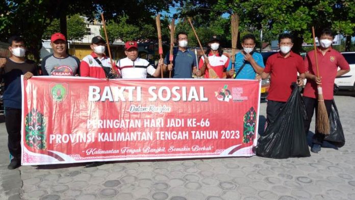 BAKSOS: Kadisperkimtan Kalteng, Erlin Hardi beserta jajaran ketika melaksanakan baksos di area pasar Kahayan, Jumat (12/5/2023). (foto:ist)