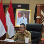 RAKOR: Staf Ahli (Sahli) Gubernur Kalteng Bidang Ekonomi, Keuangan dan Pembangunan, Yuas Elko menghadiri Rapat Koordinasi Pengendalian Inflasi Tahun 2023 Bersama Menteri Dalam Negeri RI, Tito Karnavian secara virtual dari Aula Jayang Tingang Kantor Gubernur Kalteng, Senin (15/5/2023). (foto:ist)