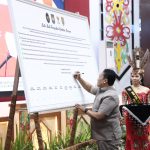 16052023101814_1 PERNYATAAN KOMITMEN : Wakil Gubernur Kalteng, H. Edy Pratowo saat menandatangani Butir-Butir Pernyataan Komitmen Bersama antara Gubernur Kalteng dan Bupati/Wali Kota di 14 Kabupaten/Kota se-Kalteng, Selasa (16/5/2023). (foto:ard)