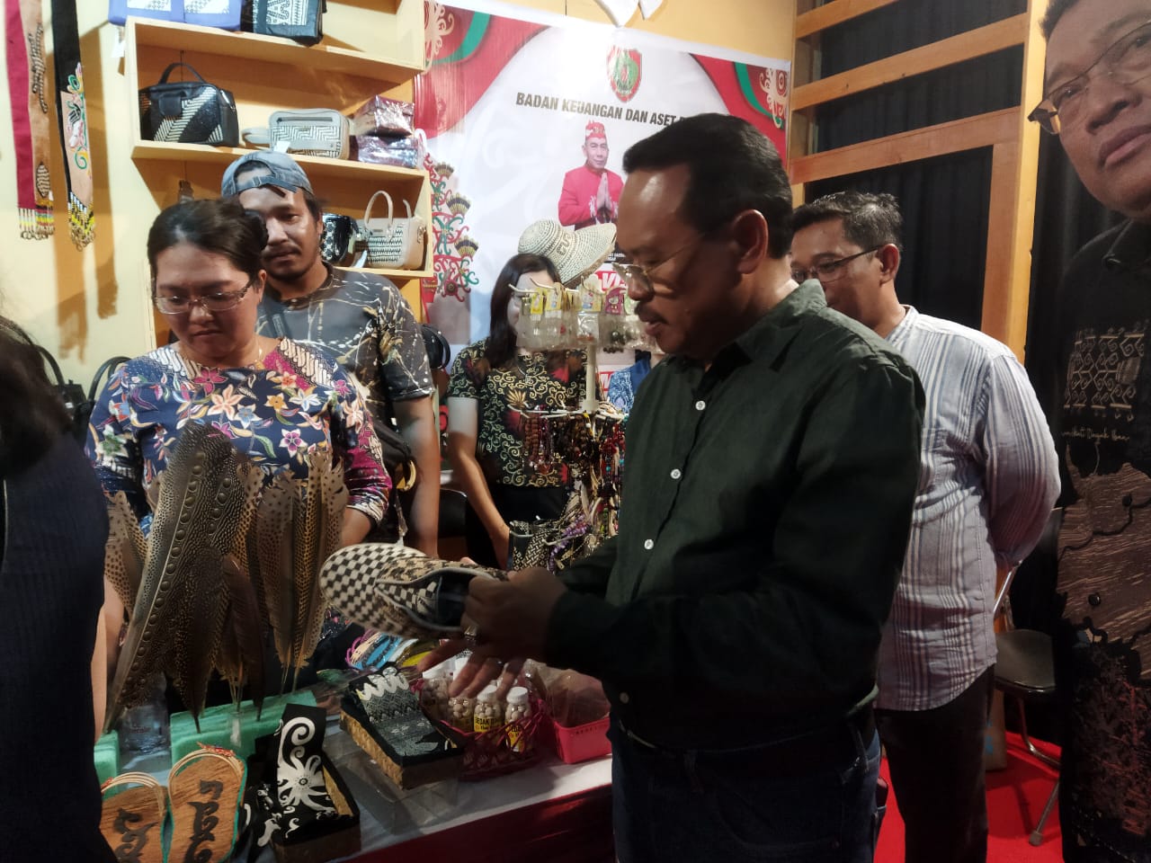 KUNJUNGAN : Sekretaris Daerah Provinsi Kalimantan Tengah, H. Nuryakin mengunjungi stand Kalteng Expo 2023 dan pasar rakyat yang digelar di area Temanggung Tilung, Palangka Raya, Sabtu (20/5/2023) malam.  (FOTO:IST)