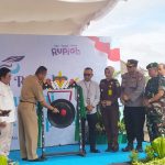 PELEPASAN : Staf Ahli Gubernur Kalteng Bidang Ekonomi, Keuangan, dan Pembangunan,Yuas Elko melepas Tim Kas Keliling Ekspedisi Rupiah Susur Sungai Bank Indonesia, di Dermaga Flamboyan Bawah Palangka Raya, Selasa (9/5/2023). (foto:ard)