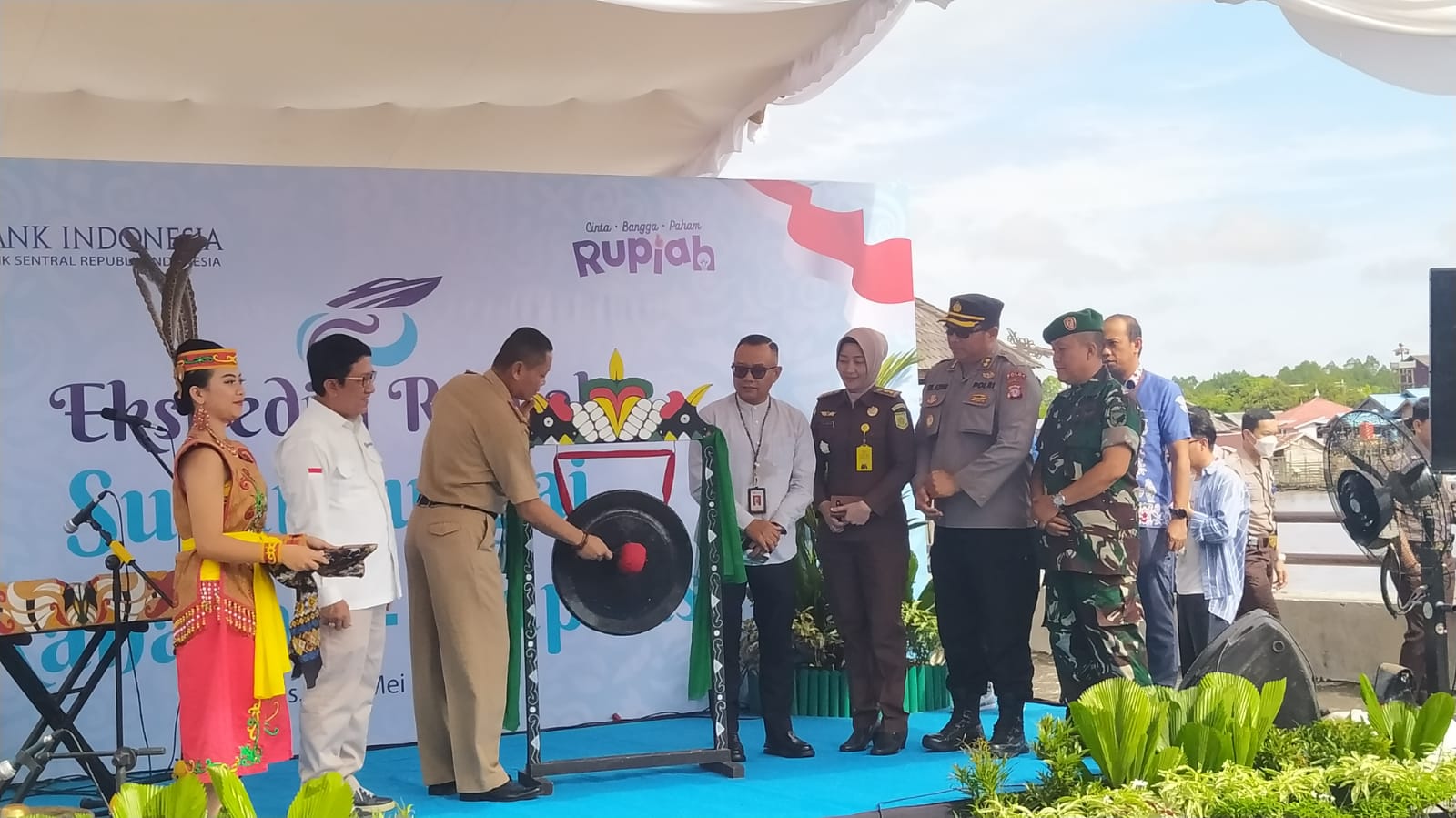 PELEPASAN : Staf Ahli Gubernur Kalteng Bidang Ekonomi, Keuangan, dan Pembangunan,Yuas Elko melepas Tim Kas Keliling Ekspedisi Rupiah Susur Sungai Bank Indonesia, di Dermaga Flamboyan Bawah Palangka Raya, Selasa (9/5/2023). (foto:ard)