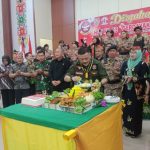 Ketua Umum Gerdayak Kalteng, Yansen Binti saat memotong tumpeng pada acara HUT Gerdayak Kalteng ke-13 di di Gedung Balai Berkah, Korem 102 Panju Panjung, Kota Palangka Raya (FOTO : NOPRI)