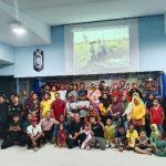 USAI PERTEMUAN : Terlihat Masyarakat yang tergabung dalam Poktan Lewu Taheta beserta keluarganya usai melakukan pertemuan dengan Ketua Kalteng Watch Anti Mafia Tanah, Men Gumpul, di Jalan Galaxi, Minggu (24/6/2023). (foto:ard)