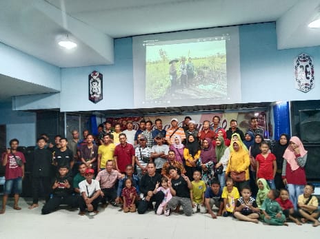 USAI PERTEMUAN : Terlihat Masyarakat yang tergabung dalam Poktan Lewu Taheta beserta keluarganya usai melakukan pertemuan dengan Ketua Kalteng Watch Anti Mafia Tanah, Men Gumpul, di Jalan Galaxi, Minggu (24/6/2023). (foto:ard)