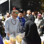 TINJAU STAND : Sekda Kalteng, Nuryakin bersama Mendag RI, Zulkifli Hasan saat meninjau stand yang sediakan saat night market , di Universitas Muhammadiyah Palangka Raya, Jumat (2/6/2023) malam. (foto:ist)