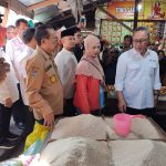 TINJAU BAPOK : Menteri Perdagangan (Mendag) RI, Zulkifli Hasan didampingi Sekda Kalteng, Nuryakin dan Wali Kota Palangka Raya, Fairid Naparin saat meninjau harga bapok, di Pasar Besar, Sabtu (3/6/2023). (foto:ard)