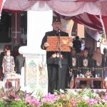 HARJAD PULPIS: Wagub Kalteng, Edy Pratowo ketika memimpin upacara Harjad Kabupaten Pulang Pisau, di Halaman Kantor Bupati, Senin (3/7/2023). (foto:ist)