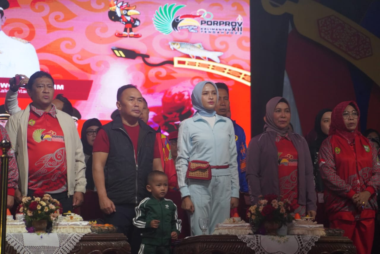 PEMBUKAAN : Gubernur Kalimantan Tengah (Kalteng), H. Sugianto Sabran membuka secara resmi (PORPROV) XII Kalteng Tahun 2023,  di Stadion 29 November Sampit, Kabupaten Kotawaringin Timur, Rabu (26/7/2023) malam. (foto:ist)