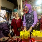 TINJAU BAPOK : Ketua Tim Penggerak Pemberdayaan Kesejahteraan Keluarga (TP-PKK) Provinsi Kalimantan Tengah (Kalteng), Ivo Sugianto Sabran meninjau harga bapok di sejumlah pasar, Kamis (27/7/2023). (foto:ist)