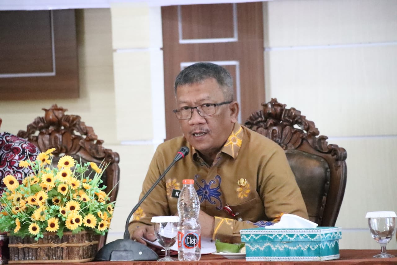 MONEV: Kepala Kesbangpol Kalteng, Katma F. Dirun buka kegiatan Monitoring dan Evaluasi (Monev) Perluasan Kesempatan Kerja Provinsi Kalimantan Tengah Tahun 2023, yang diselenggarakan di Aula Hotel Nascar Family Palangka Raya, Kamis(27/7/2023). (foto:ist)