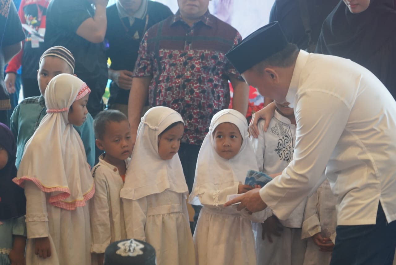 TALI ASIH : Gubernur Kalteng, Sugianto Sabran ketika memberikan tali asih kepada anak-anak panti asuhan dan ponpes, di Kota Sampit, Jumat (28/7/2023). (foto:ist)