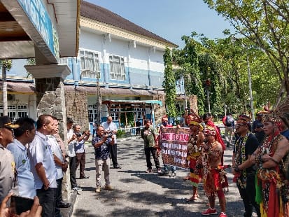 AKSI DAMAI : Aliansi Utus Dayak Mantehau Gelar Aksi Damai, di Halaman Rektorat UPR, Senin (24/7/2023). (foto:ard)