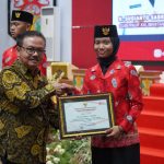 PENGHARGAAN : Staf Ahli (Sahli) Gubernur Kalteng Bidang Pemerintahan, Hukum, dan Politik, Herson B. Aden saat menyerahkan piagam penghargaan kepada anggota paskibraka tingkat provinsi, di Aula Jayang Tingang Kantor Gubernur Kalteng, Jumat (18/8/2023). (foto:ard)