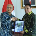 LAPORAN BPKP: Wakil Gubernur Kalteng, H. Edy Pratowo saat menerima Laporan Hasil Pengawasan Semester I Tahun 2023 dari Kepala Perwakilan BPKP Kalteng Bambang Ari Setiono, Jumat (18/8/2023). (foto:ist)