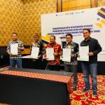 KOMITMEN BERSAMA: Sekda Kalteng ketika menunjukan hasil komitmen bersama terkait sektor perdagangan dengan Kabupaten Probolinggo, di Hotel Sheraton Surabaya, Selasa (29/8/2023). (foto:ist)