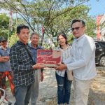 PEDULI : Dua Bacaleg dari Partai Nasdem, Jhondri F.S dan Lovina Tampubolon terlihat peduli terhadap korban kebakaran dengan memberikan bantuan, di Jalan A.Yani, Kamis (3/8/2023). (foto:ard)