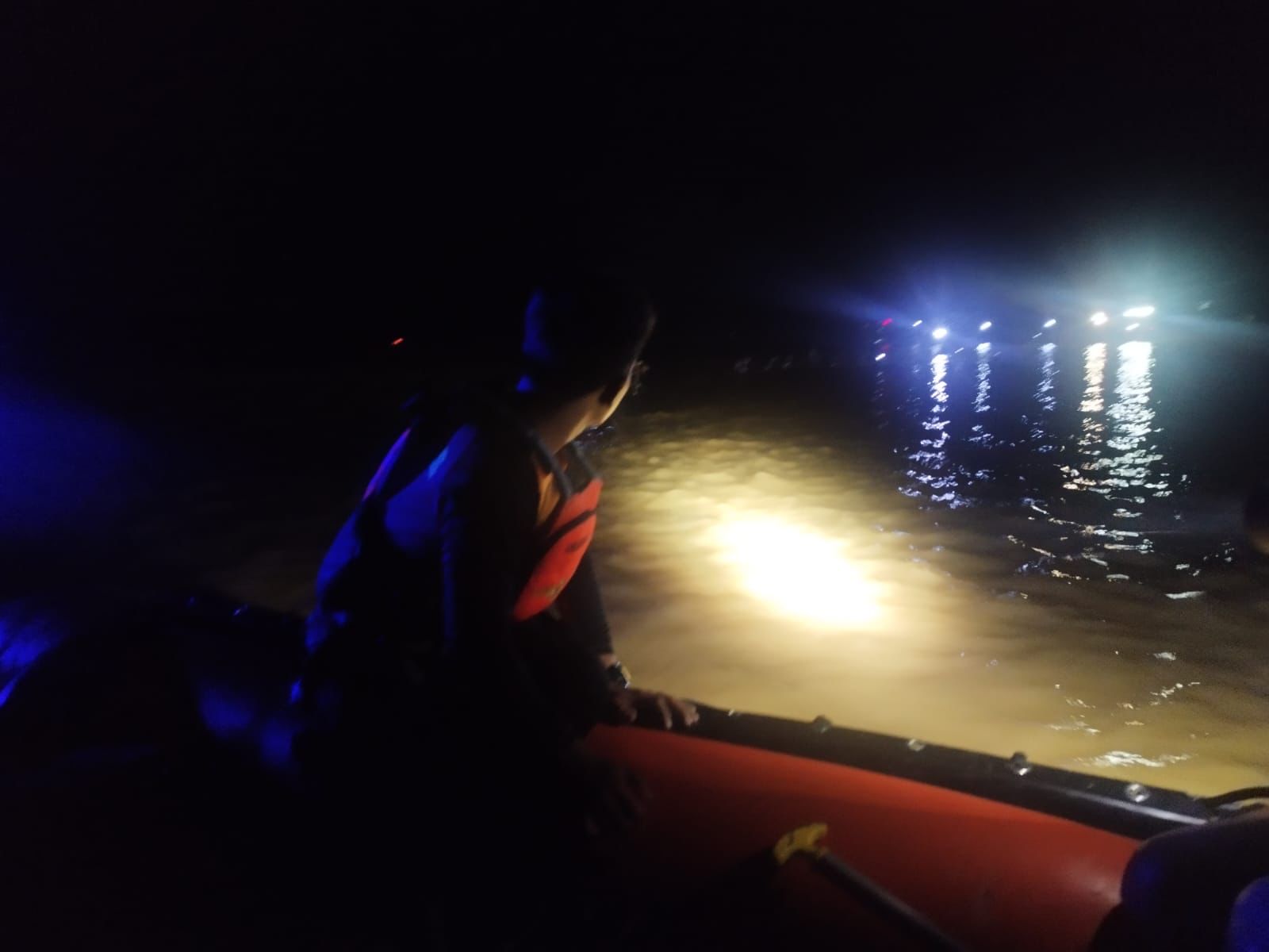 PENCARIAN: Tim gabungan ketika melakukan pencarian seorang bocah yang diduga tenggelam di Sungai Kahayan, Minggu (27/8/2023). (foto:ist)